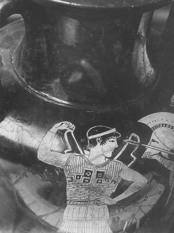 Amphore à figures rouges figurant la préparation des hoplites