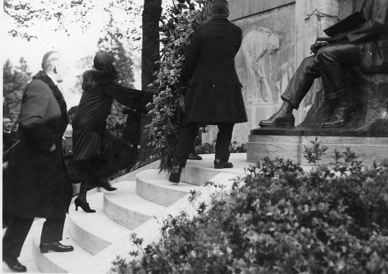 Inauguration: inhuldiging van het gedenkteken van Emile Claus door koningin Elisabeth in het Citadelpark te Gent