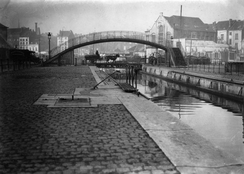 Canal Bruxelles-Charleroi à hauteur de la Porte de Ninove à Molenbeek-Saint-Jean