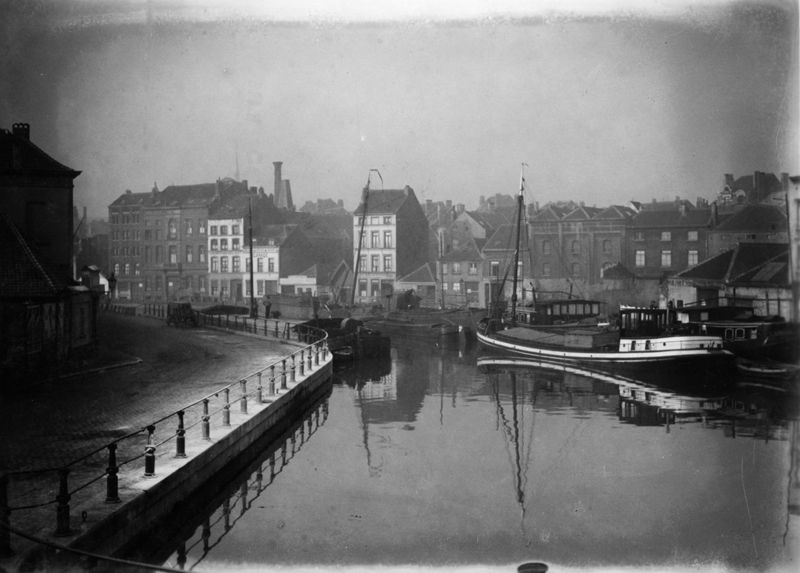 Canal Bruxelles-Charleroi à hauteur de la Porte de Ninove à Molenbeek-Saint-Jean