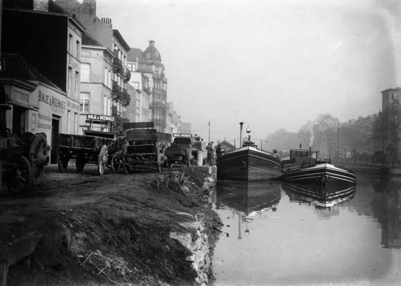 Canal Bruxelles-Charleroi à hauteur de la Porte de Ninove à Molenbeek-Saint-Jean