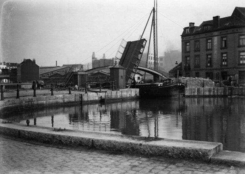 Canal Bruxelles-Charleroi à hauteur de la Porte de Ninove à Molenbeek-Saint-Jean