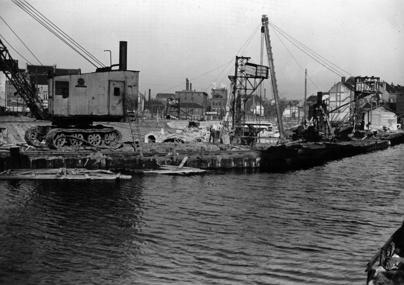 Canal Bruxelles-Charleroi à hauteur de la Porte de Ninove à Molenbeek-Saint-Jean