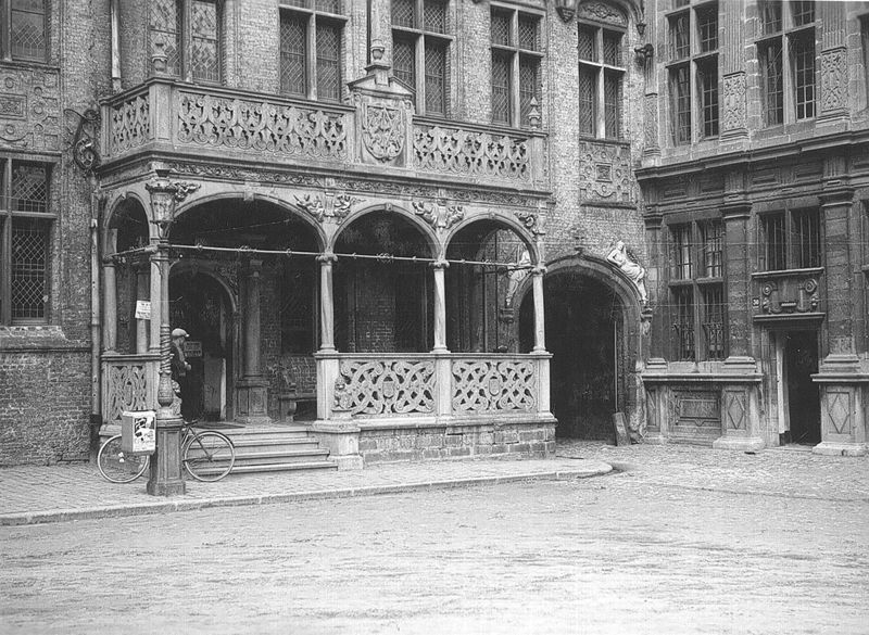 Stadhuis, voormalige conciërgerie van het Landhuis