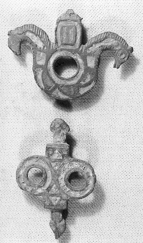 fibule en forme de fleur de lys