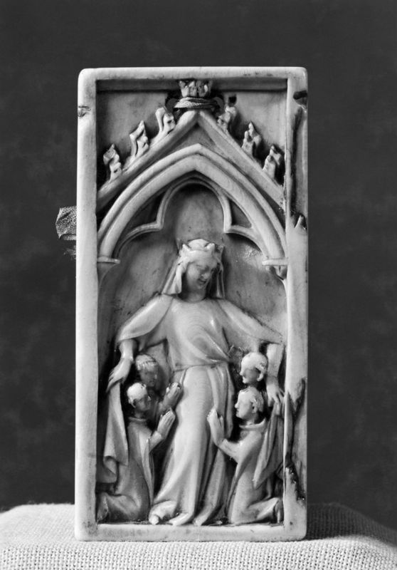 Plaque rectangulaire provenant d'un diptyque : Vierge protectrice