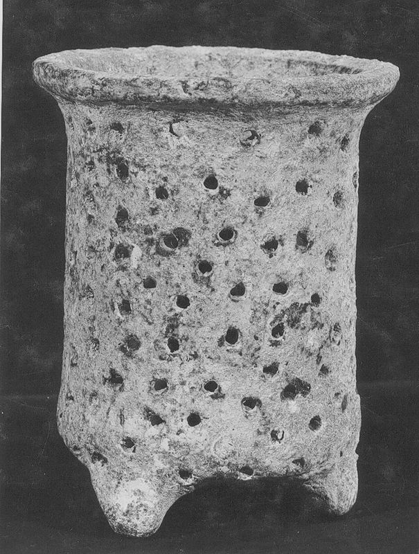 Vase tripode en terre grise