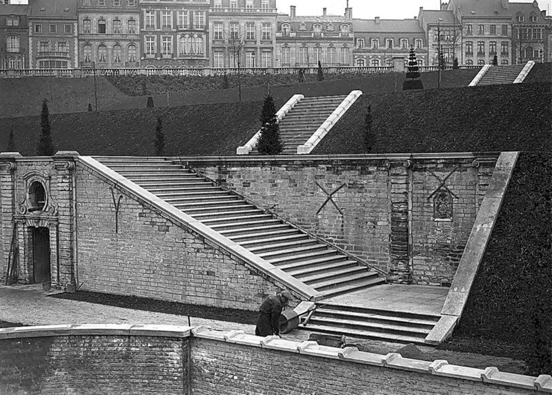 Escalier monumental d'accès aux jardins étagés à la française
