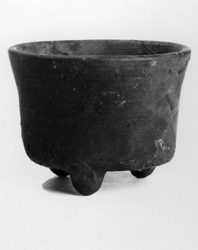 Vase tripode
