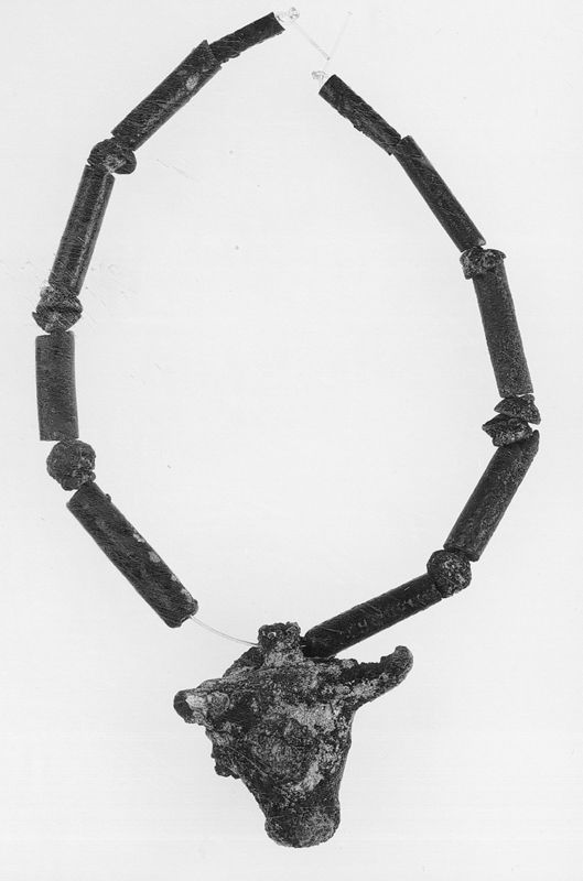 Collier avec pendentif en argent en forme de tête de taureau