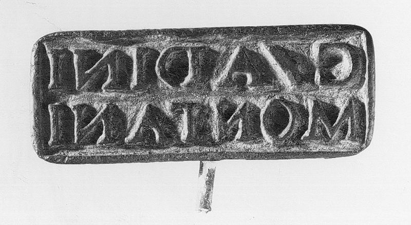 Cachet rectangulaire à anneau portant une inscription en relief