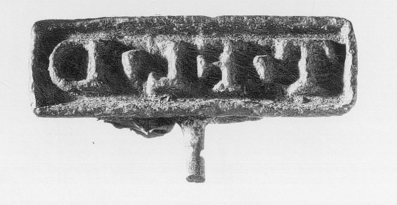 Cachet rectangulaire à anneau et inscription en relief