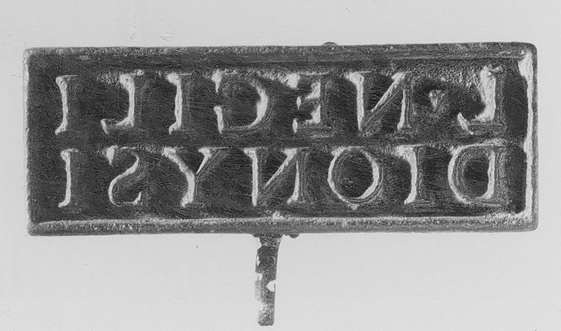 Cachet rectangulaire à anneau et inscription en relief