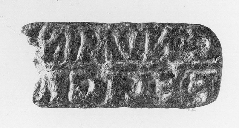 Cachet rectangulaire cassé avec anneau et inscription en relief