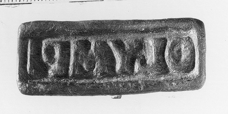 Cachet rectangulaire avec anneau et inscription en relief