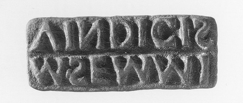 Cachet rectangulaire avec anneau et inscription en relief sur plaque