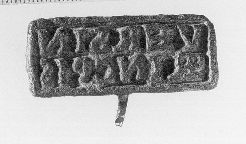 Cachet rectangulaire avec anneau et inscription en relief