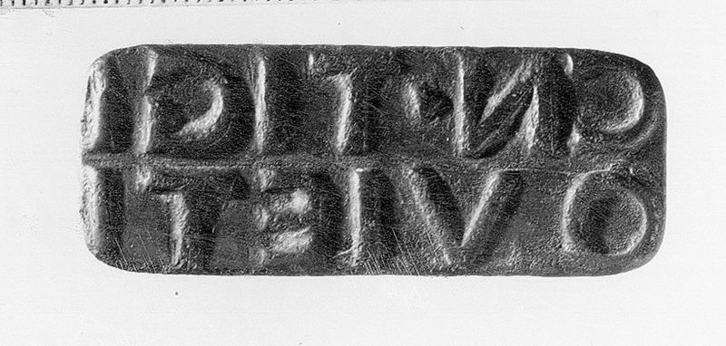 Cachet rectangulaire avec anneau et inscription en relief