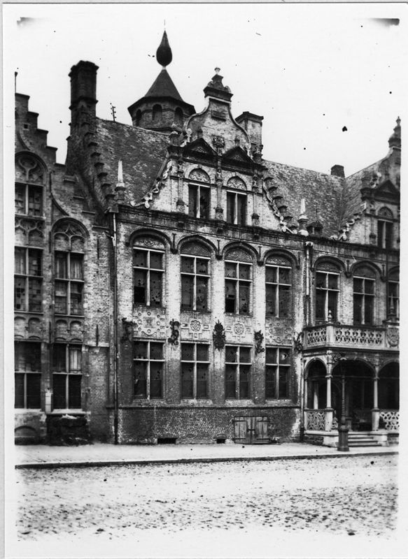 Stadhuis, voormalige conciërgerie van het Landhuis