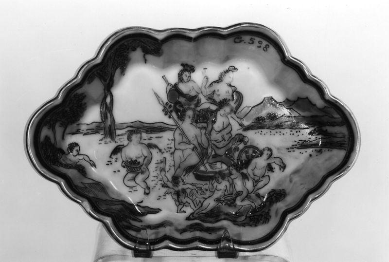 Petit plat hexagonal avec scène mythologique
