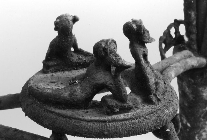 trépied[socle] / Musées Royaux d'Art et d'Histoire