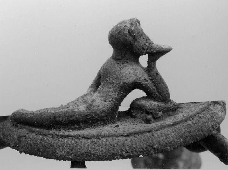 trépied[socle] / Musées Royaux d'Art et d'Histoire