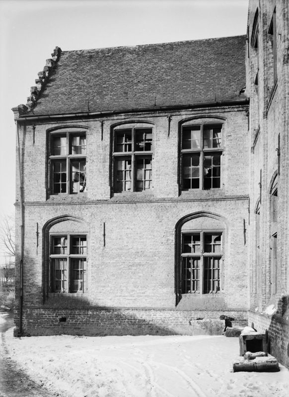 Stadhuis, voormalige conciërgerie van het Landhuis