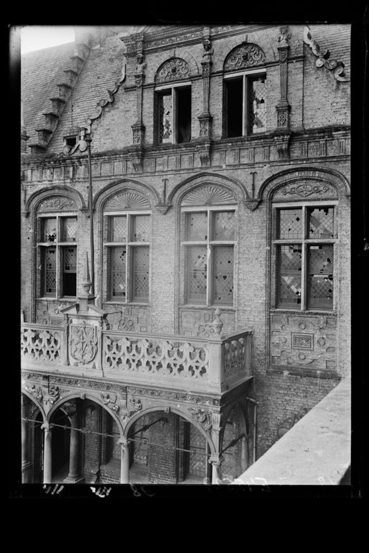 Stadhuis, voormalige conciërgerie van het Landhuis