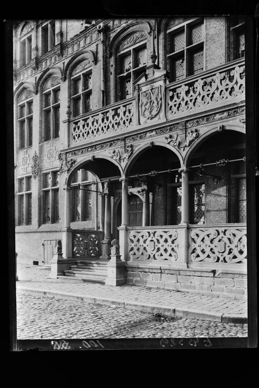 Stadhuis, voormalige conciërgerie van het Landhuis