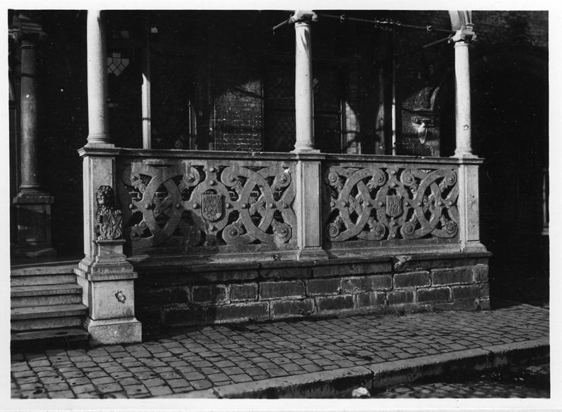 Stadhuis, voormalige conciërgerie van het Landhuis