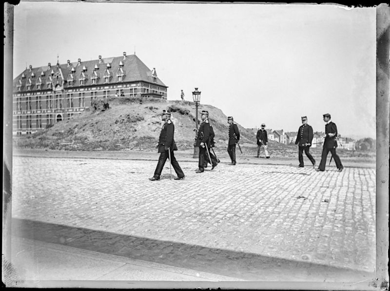 Six soldats marchant à Saint-Gilles à proximité du Home Jourdan