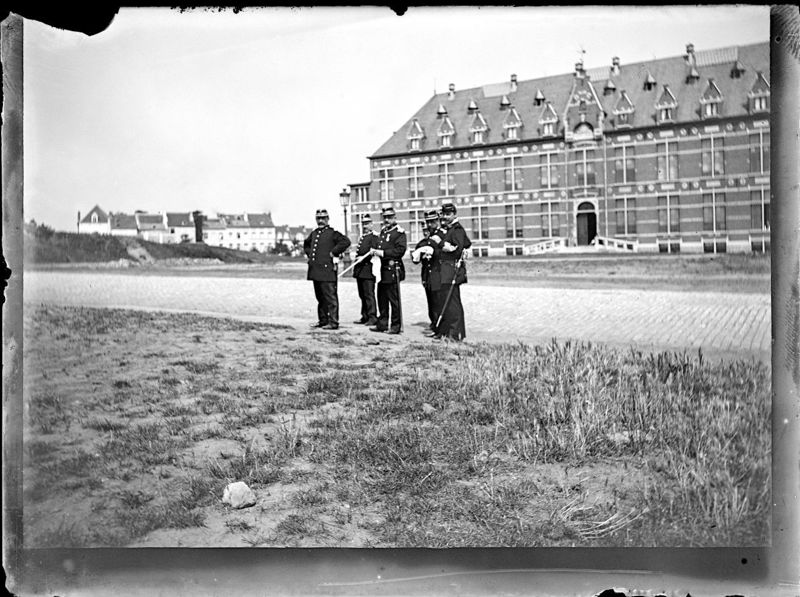 Six soldats à Saint-Gilles devant le home Jourdan