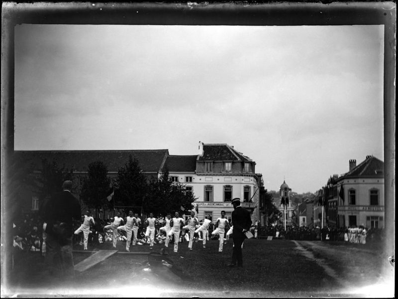 Sport demonstratie met de Sint-Pietserkerk van Ukkel op de achtergrond