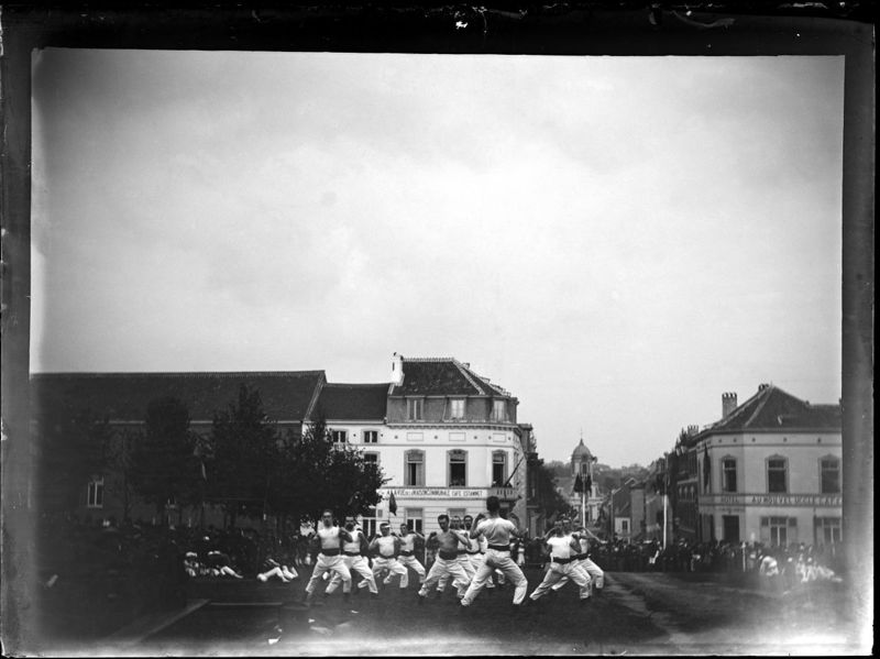 Sport demonstratie met de Sint-Pietserkerk van Ukkel op de achtergrond