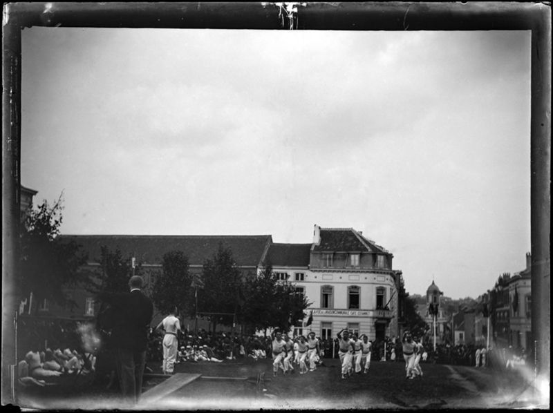 Sport demonstratie met de Sint-Pietserkerk van Ukkel op de achtergrond