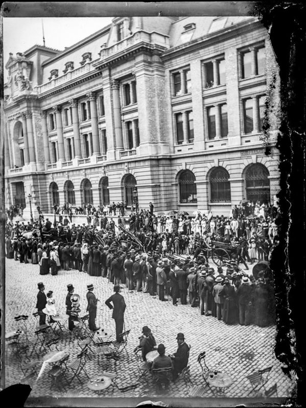 Défilé de militaire depuis la rue Neuve vers la place de la Monnaie à Bruxelles