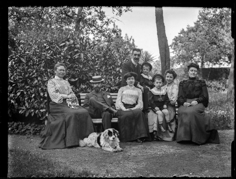 Groupe de personnes sur un banc dans le jardin de Monsieur et Madame Emile Henri t'Serstevens