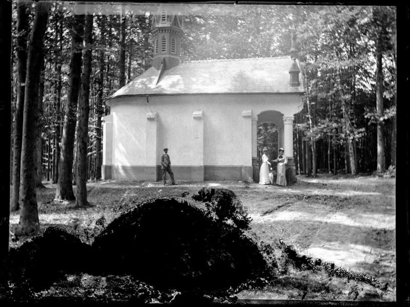 Marie Dastot, épouse t'Serstevens, une dame et un homme devant la chapelle de Welriekende
