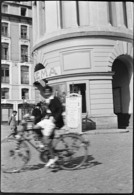 Fietser aan een bioscoop