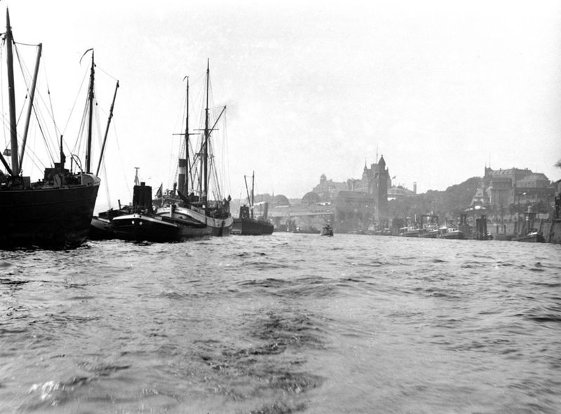 Bateaux à quai dans le port d'Hambourg