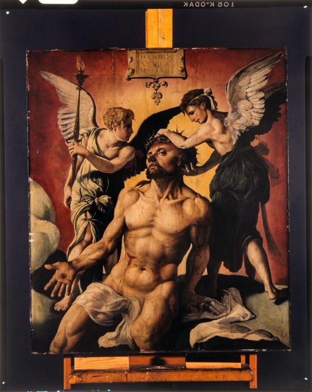 Christus met doornen gekroond tussen twee engelen