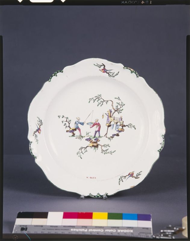 assiette plate / Musées Royaux d'Art et d'Histoire