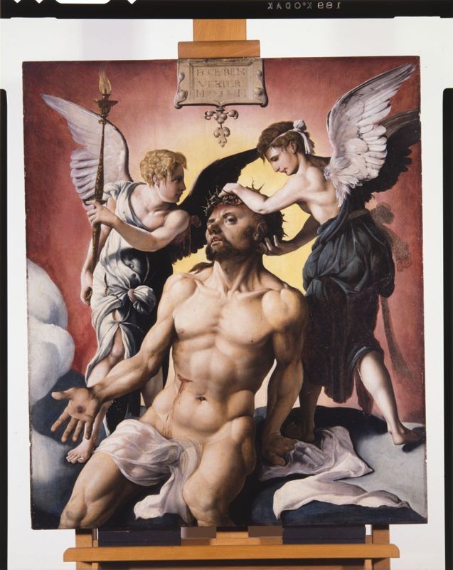 Christus met doornen gekroond tussen twee engelen
