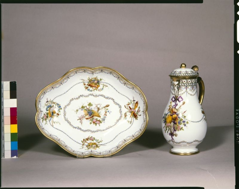 Bassin à décor polychrome de trophées et guirlandes de fleurs