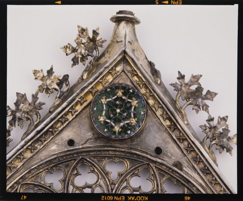 châsse de Sainte-Gertrude : Détails du pignon de la Vierge à l'Enfant (PV)