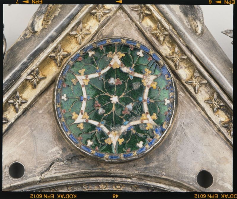 châsse de Sainte-Gertrude : Détails du pignon de la Vierge à l'Enfant (PV)