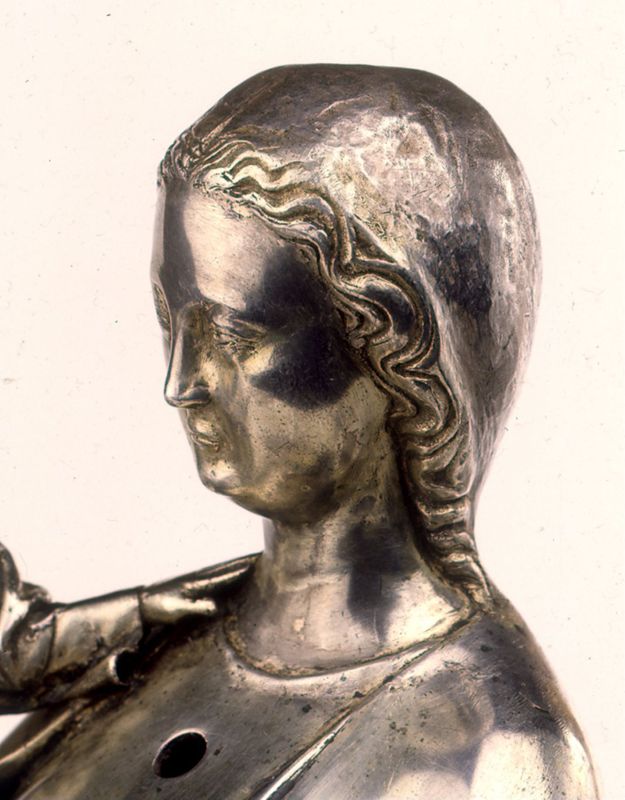 châsse de Sainte-Gertrude : Détails du pignon de la Vierge à l'Enfant (PV)