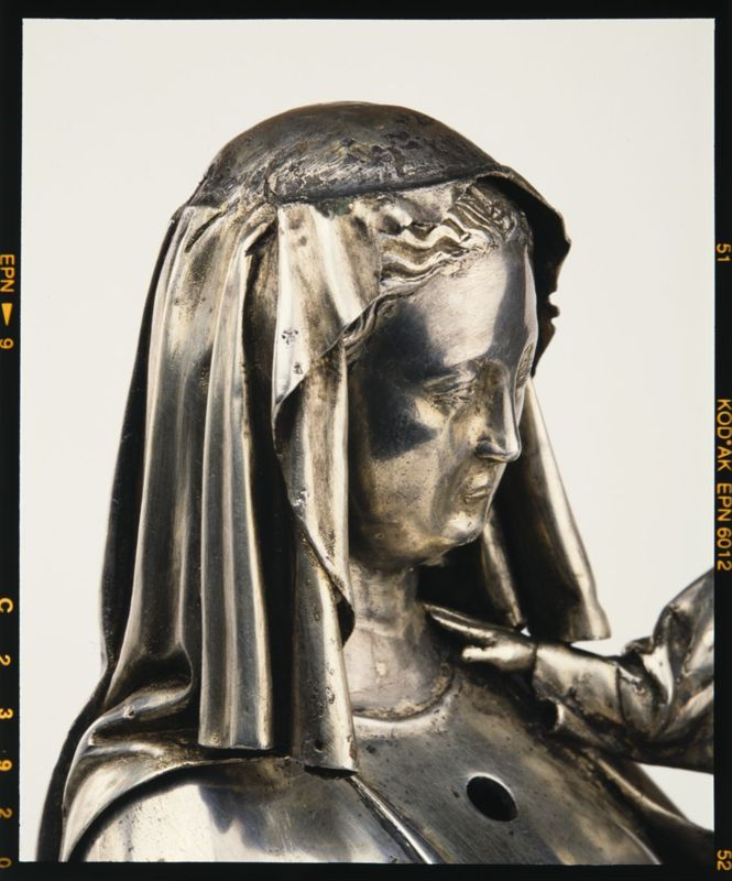châsse de Sainte-Gertrude : Détails du pignon de la Vierge à l'Enfant (PV)