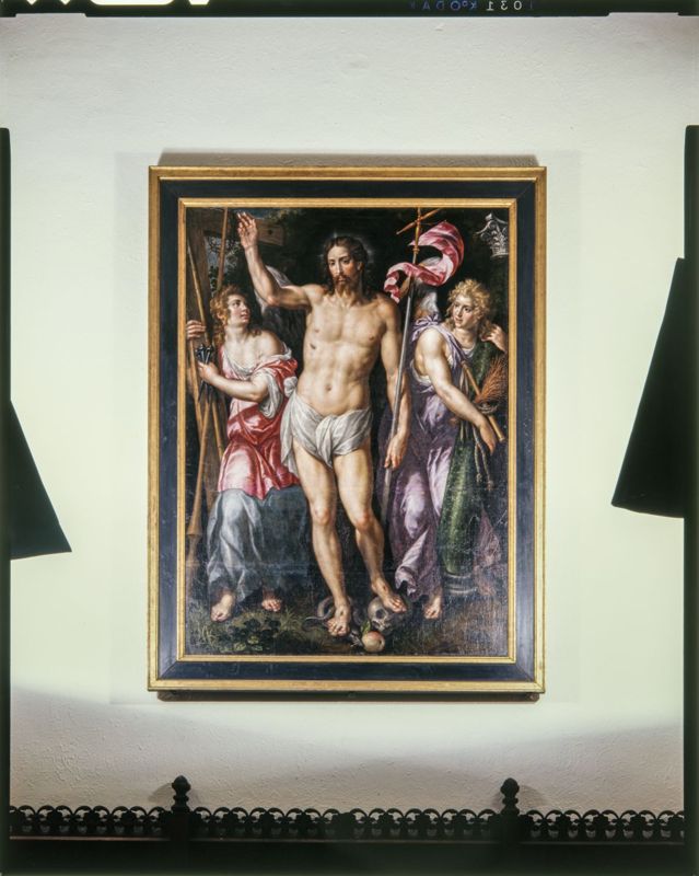 Verrezen Christus tussen twee engelen