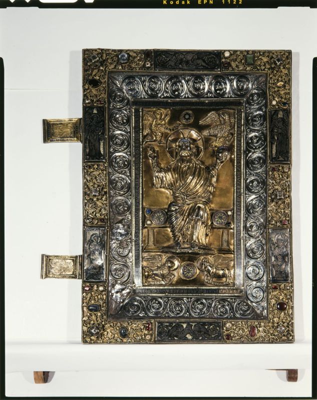Deux plats de l'évangéliaire d'Oignies : Calvaire et Christ en majesté